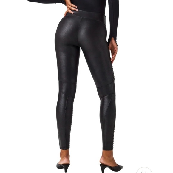 SPANX FAUX LEATHER VERY BLACK MOTO LEGGINGS in Medium - Picture 2 of 8